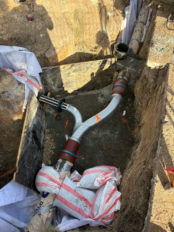 Y-junction sewer connection in a shored trench